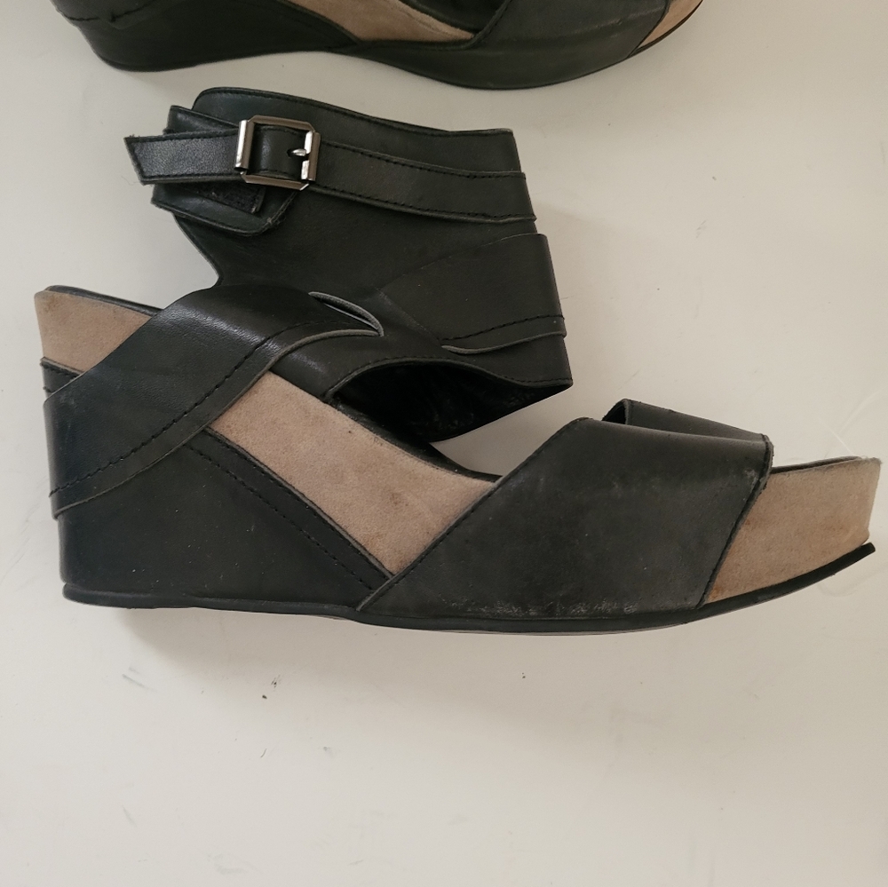 Antelope Black and Tan Wedge Sandals